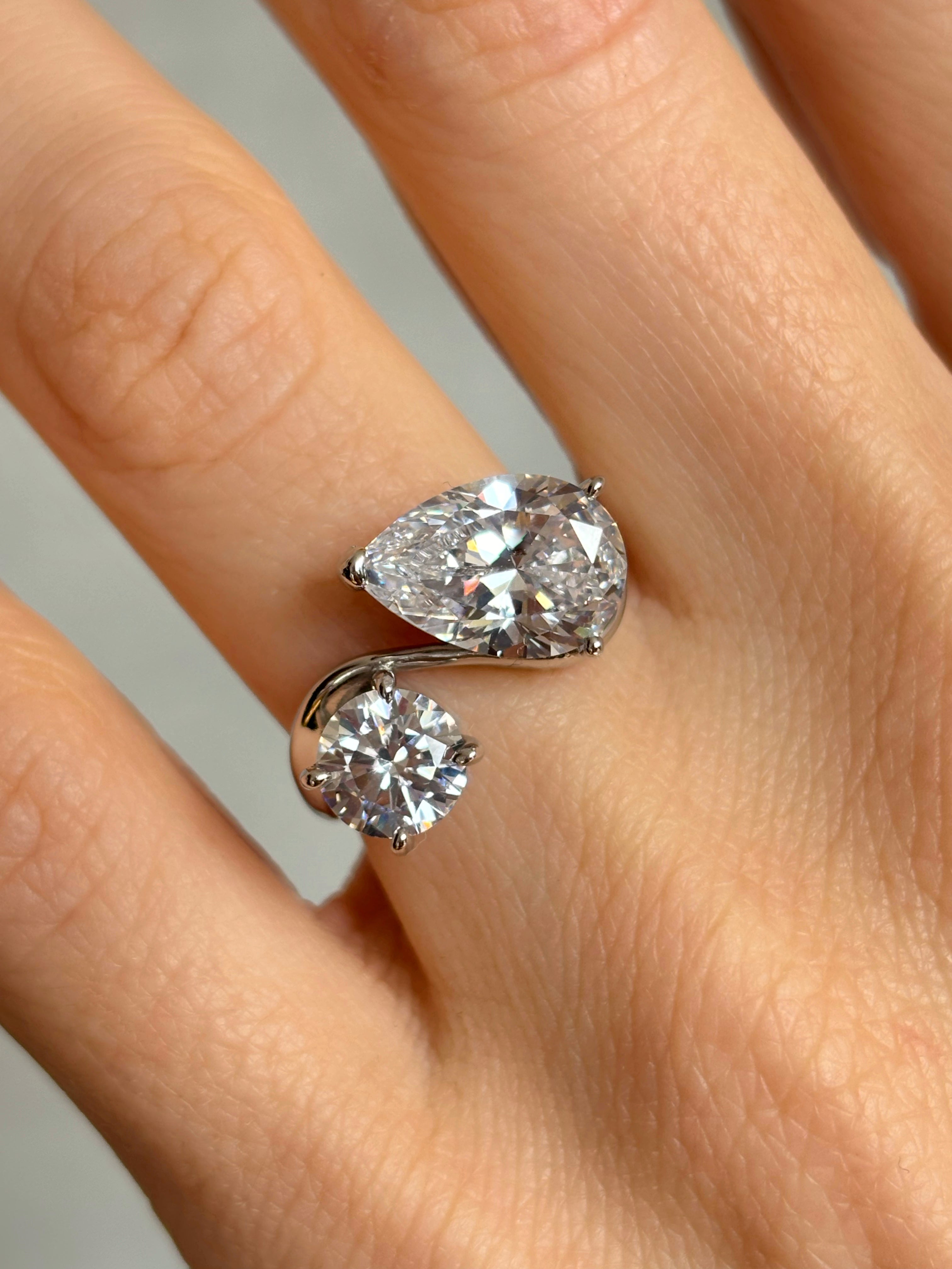 Toi et moi ring with curved band
