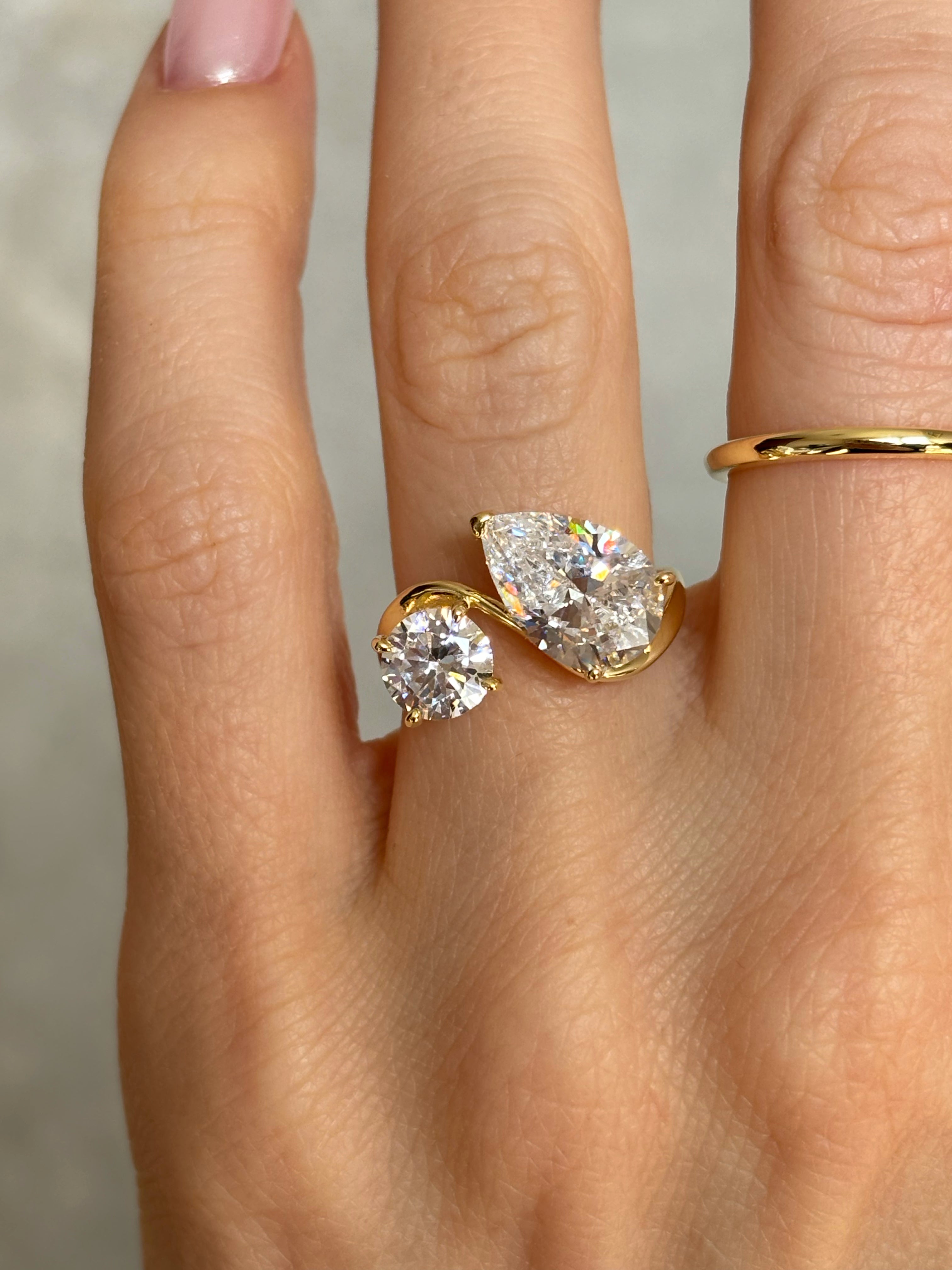 Toi et moi ring with curved band