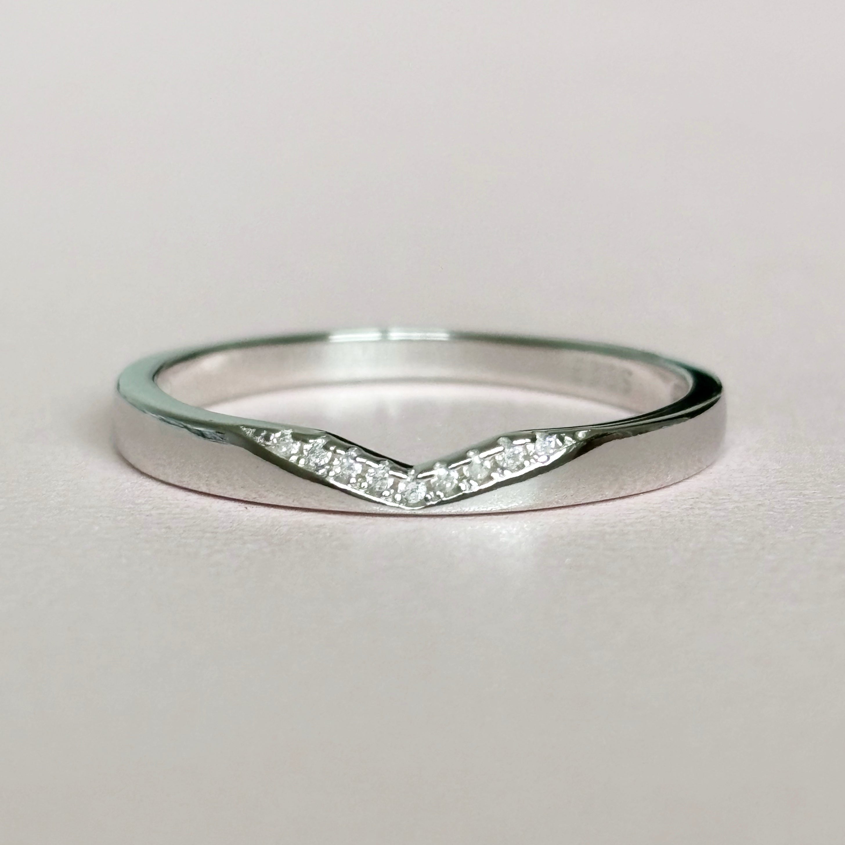 Diamond V shaped band