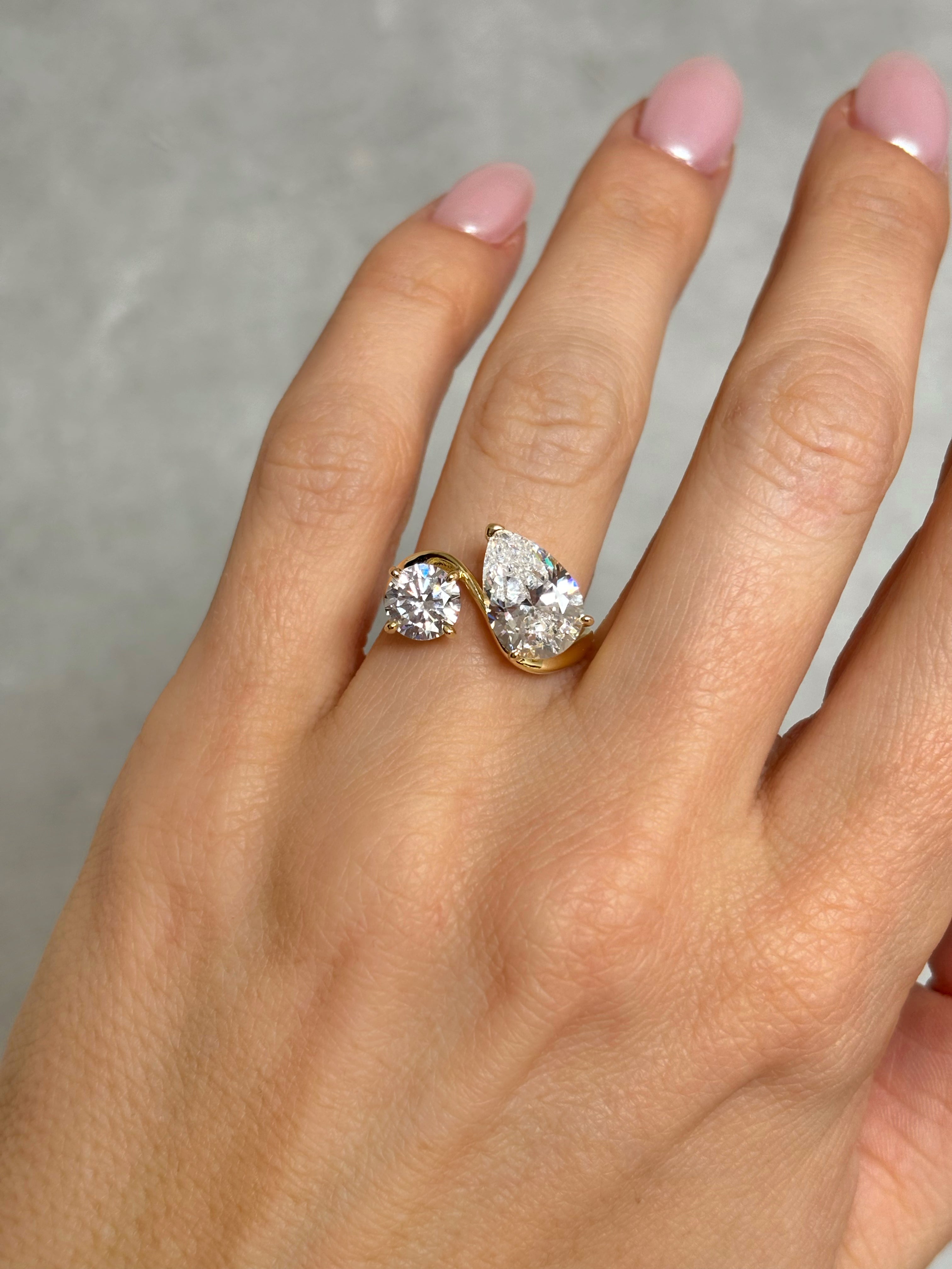 Toi et moi ring with curved band