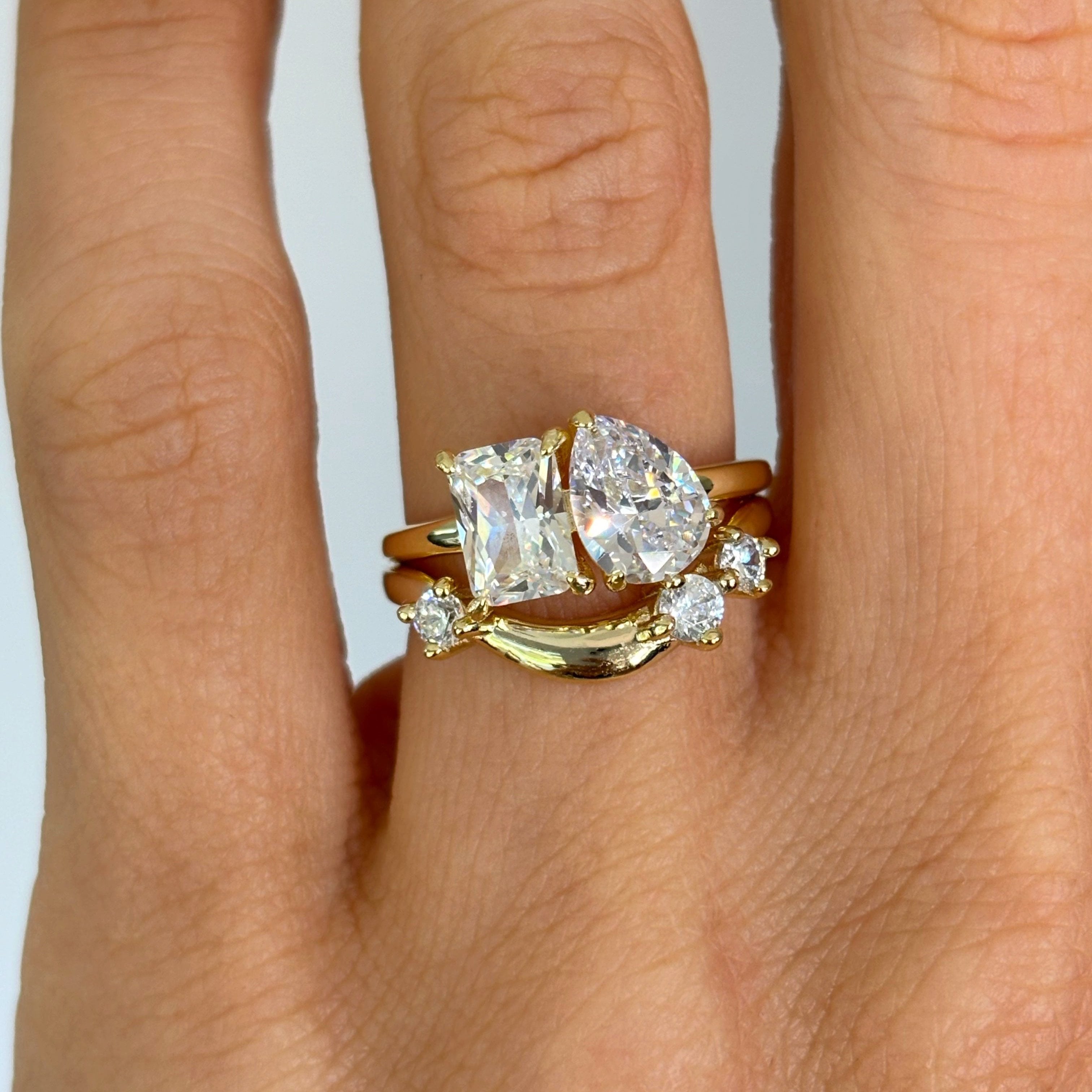 Curved band with round stones