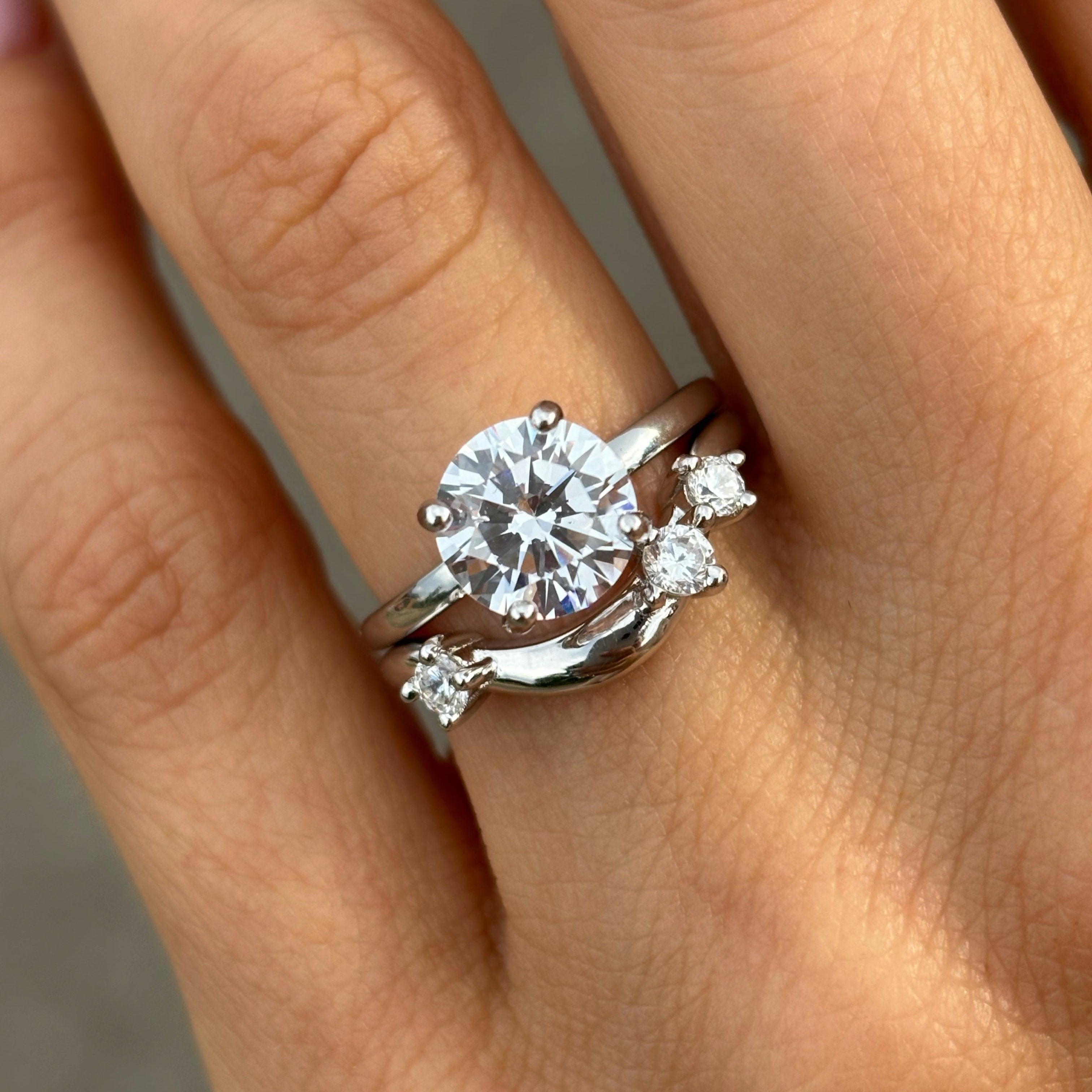 Curved band with round stones
