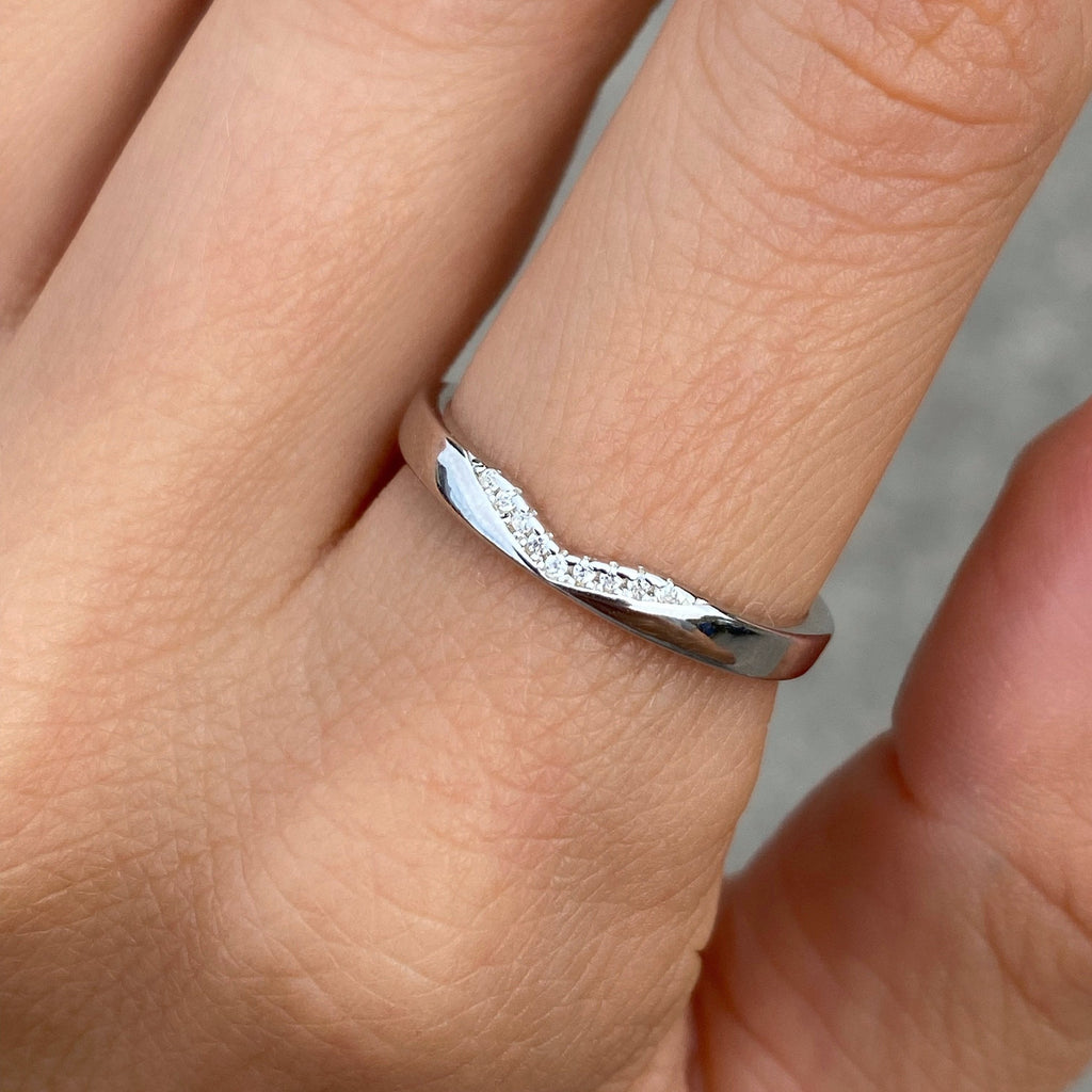 Diamond V shaped band